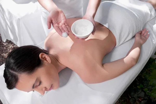 Ung Kvinna Som Får Massage Spa Salong — Stockfoto