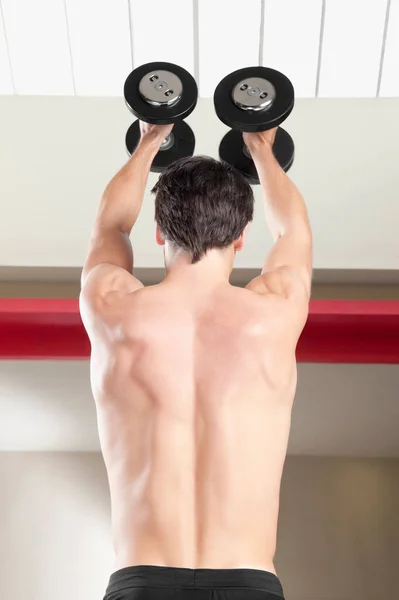 Giovane Uomo Muscoloso Con Manubri Palestra — Foto Stock