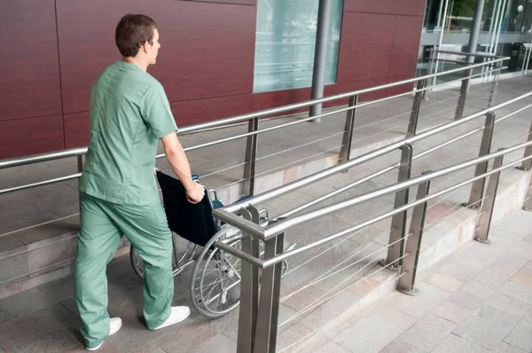 Homme Fauteuil Roulant Avec Une Valise — Photo