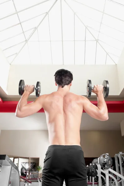 Joven Haciendo Ejercicios Con Pesas Gimnasio — Foto de Stock