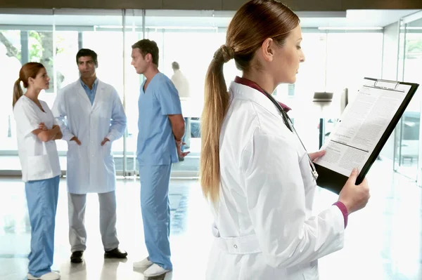 病院の廊下に立つ医師と看護師 — ストック写真