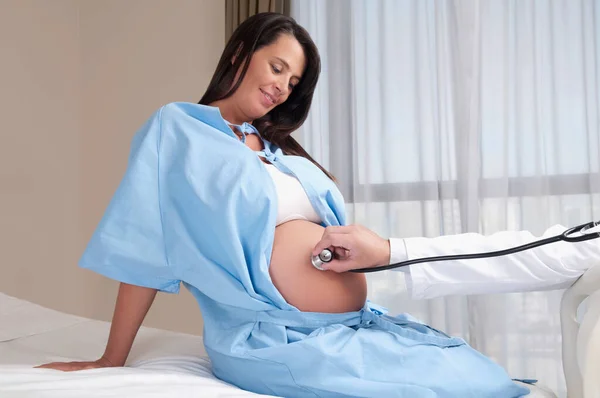 Беременная Женщина Стетоскопом Кровати Больнице — стоковое фото