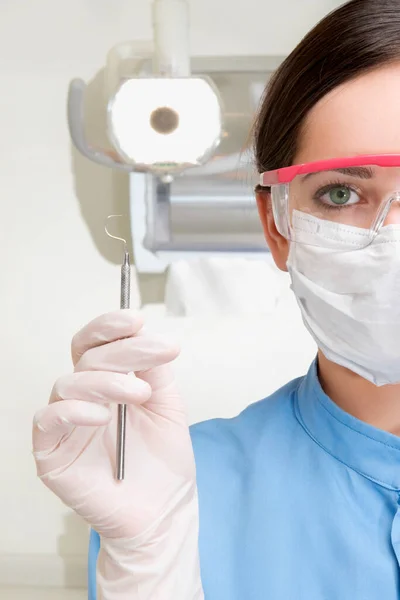 Tandlæge Med Sprøjte Hænderne Kvinde - Stock-foto