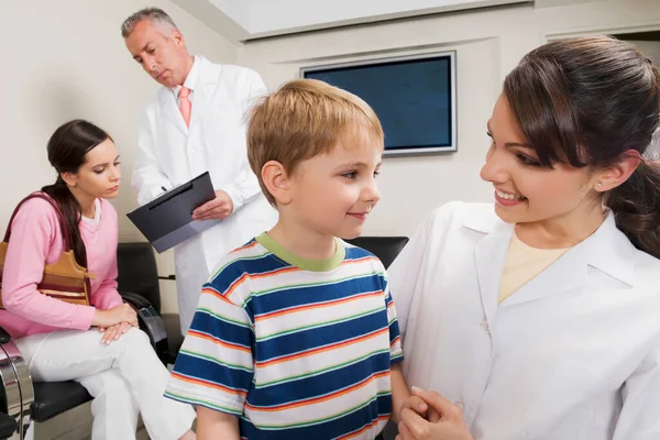 Group Doctors Female Doctor Her Parents Hospital — Stock Photo, Image