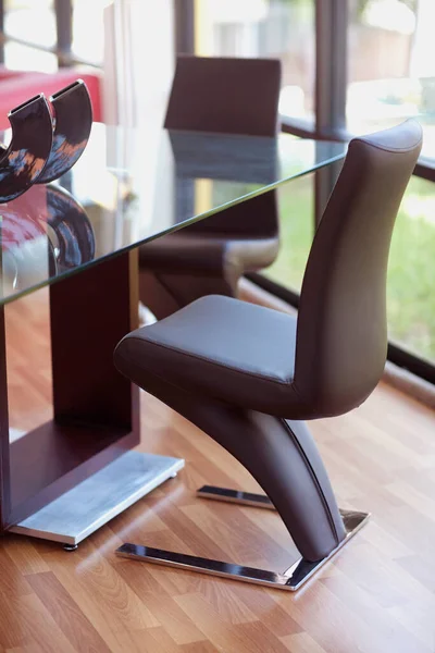 Nowoczesne Krzesło Biurowe Laptopem Filiżanką Kawy Drewnianym Stole Wnętrzu Salonu — Zdjęcie stockowe