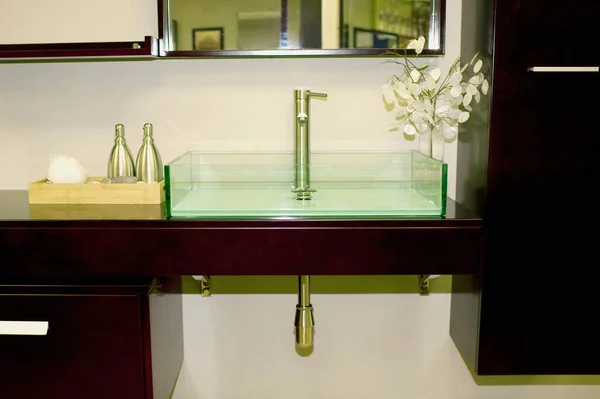 Moderne Kücheneinrichtung Mit Einem Glas Wasser — Stockfoto