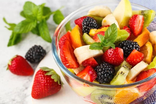 Salada Frutas Frescas Saudável Uma Tigela Fundo Cinza — Fotografia de Stock