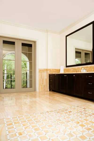 Interior Una Cocina Moderna Con Paredes Blancas Una Gran Ventana — Foto de Stock