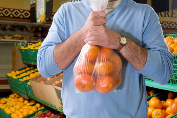 Mężczyzna Wybierając Sklep Spożywczy Supermarkecie — Zdjęcie stockowe