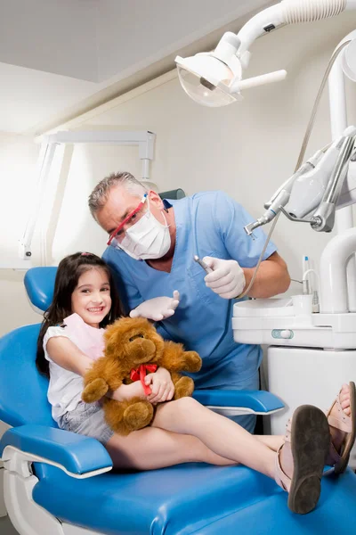 Dentista Examinando Paciente Uma Clínica Odontológica — Fotografia de Stock