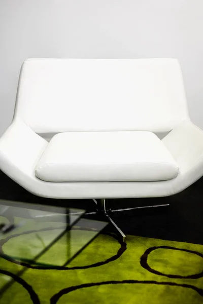 Duvarında Beyaz Sandalye Olan Modern Bir Kanepe — Stok fotoğraf