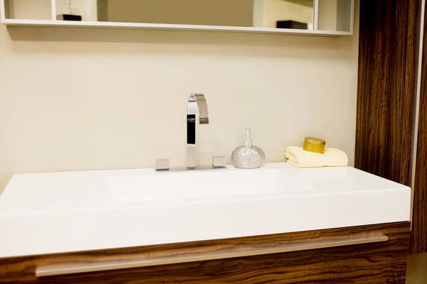 Modernes Badezimmer Mit Weißem Waschbecken Und Wasserhahn — Stockfoto