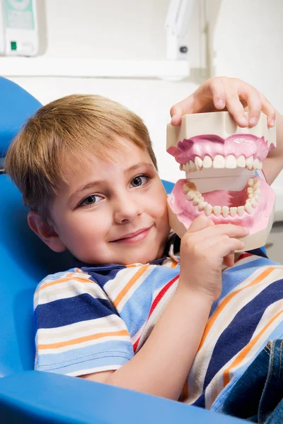 Garçon Avec Une Brosse Dents Dans Cabinet Dentaire — Photo