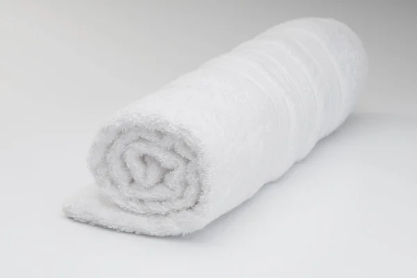 Stos Białych Ręczników Jasnym Tle — Zdjęcie stockowe