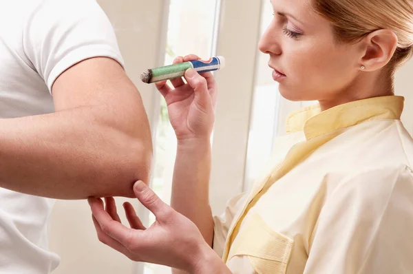 Woman Applying Blood Pressure Patient — Stock Photo, Image