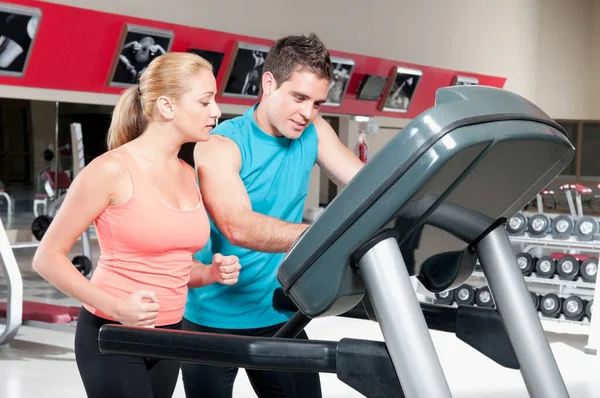 Jovem Casal Roupas Esportivas Fones Ouvido Exercitando Com Equipamentos Fitness — Fotografia de Stock