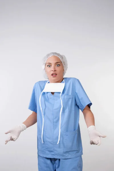 Retrato Uma Bela Jovem Mulher Casaco Branco Uniforme Azul Fundo — Fotografia de Stock