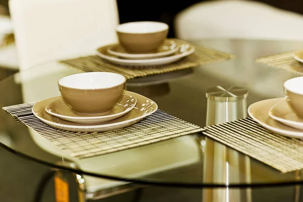 テーブルの上のコーヒーカップとカップは — ストック写真