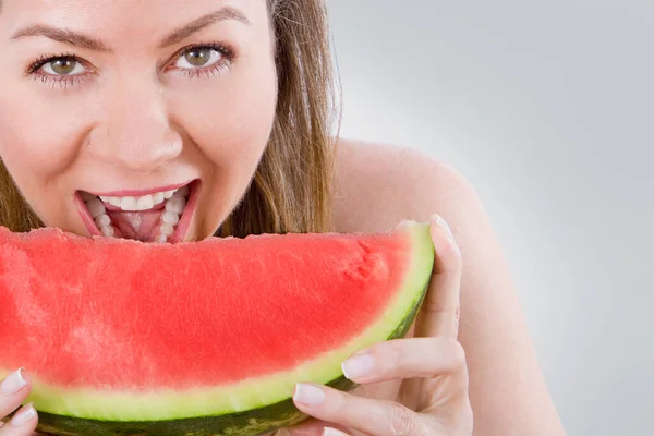 Junge Frau Mit Roter Wassermelone Auf Weißem Hintergrund — Stockfoto