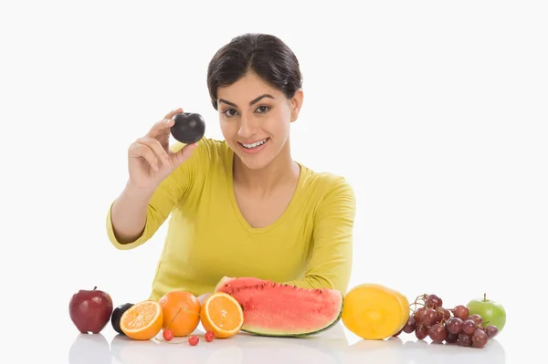 Vacker Ung Kvinna Med Frukt Och Grönsaker — Stockfoto