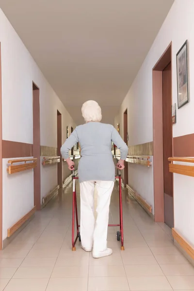 Senior Man Met Een Handdoek Vloer — Stockfoto