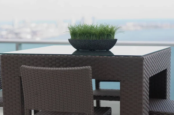 Moderner Glastisch Mit Weißen Stühlen Und Kaffee Auf Der Terrasse — Stockfoto