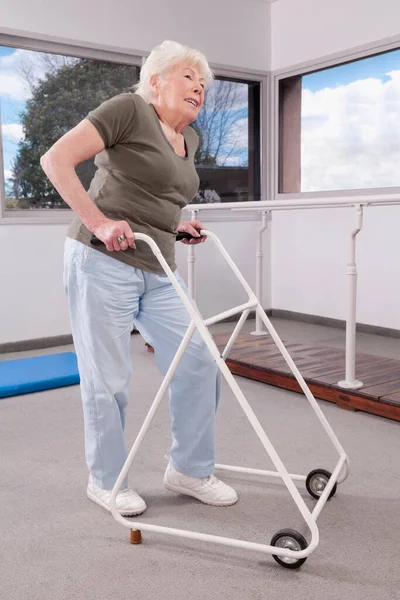 Seniorin Mit Krücken Krankenhaus — Stockfoto