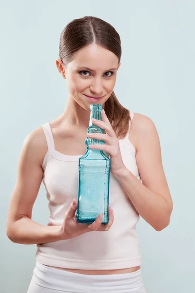 Wanita Muda Dengan Botol Air — Stok Foto