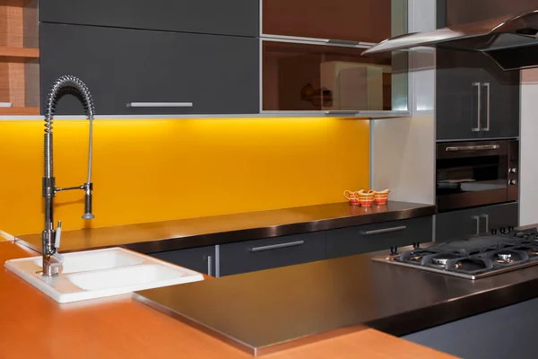 Modern Mutfak Içi Beyaz Sarı Aletlerle Dolu — Stok fotoğraf