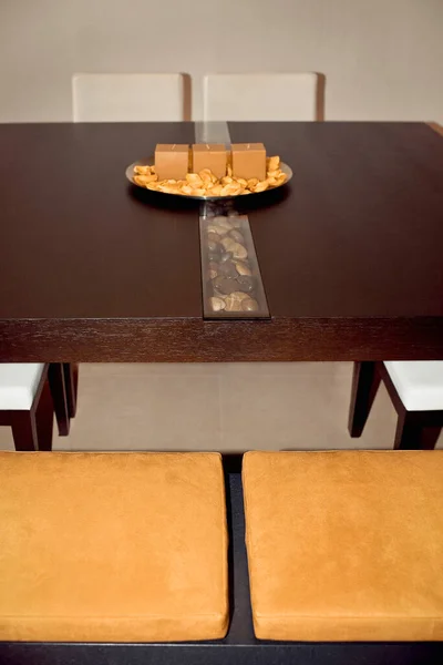 一张白色背景的木制桌子的特写照片 — 图库照片