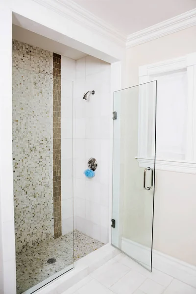 Interior Moderno Cuarto Baño Con Paredes Blancas Una Gran Ventana — Foto de Stock