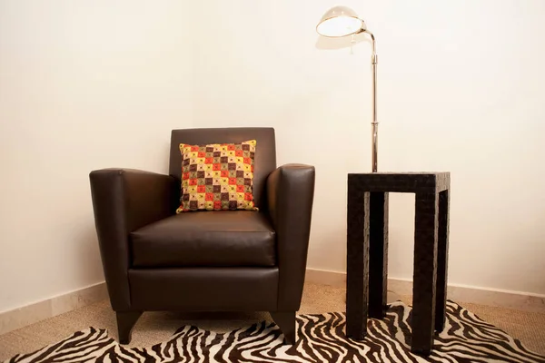ソファと椅子を備えたモダンなリビングルームのインテリア — ストック写真
