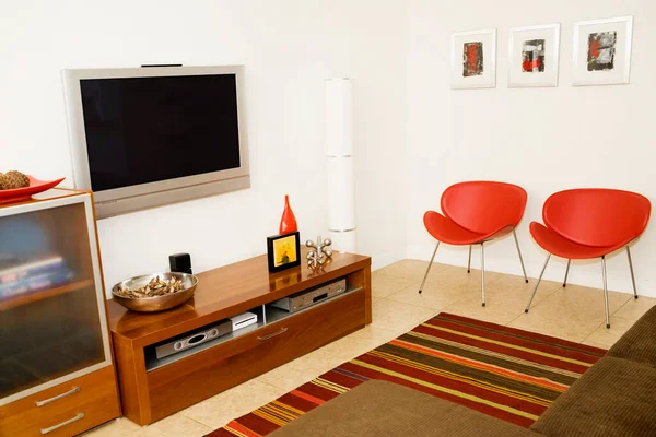 Interieur Eines Modernen Wohnzimmers Mit Roten Und Weißen Wänden — Stockfoto