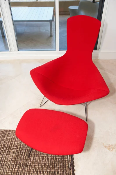 Sofá Rojo Con Una Almohada Suelo — Foto de Stock