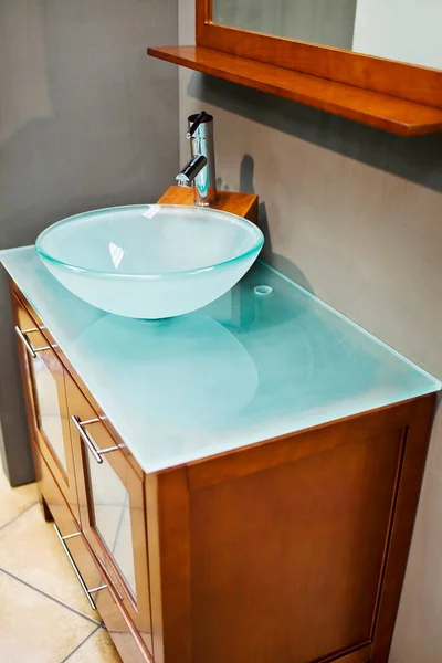 Modernes Badezimmer Mit Waschbecken Und Wasserhahn — Stockfoto
