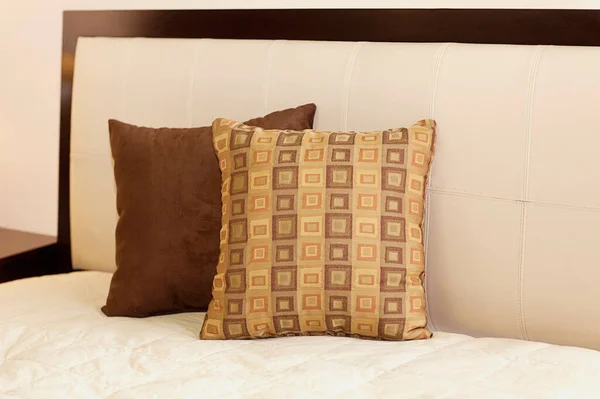 卧室室内装饰床上的枕头 — 图库照片
