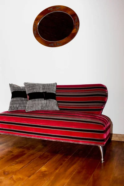 Nowoczesny Salon Czerwoną Sofą Drewnianą Podłogą — Zdjęcie stockowe