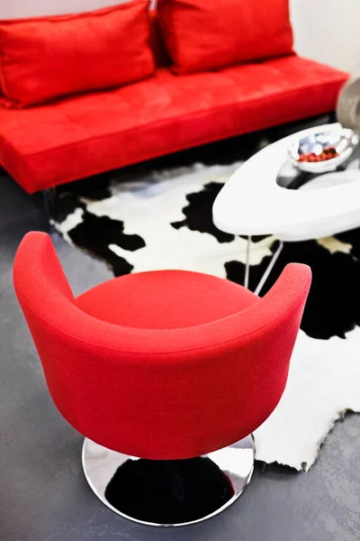 Sofá Rojo Con Almohada Sobre Fondo Negro — Foto de Stock