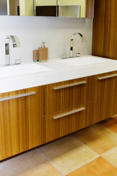 Interior Cocina Moderna Con Lavabo Blanco Suelo Madera — Foto de Stock