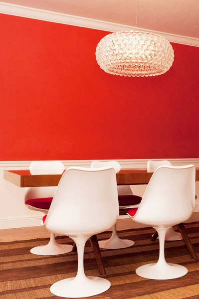Interior Modern Dari Sebuah Ruangan Dengan Kursi Dan Tabel — Stok Foto