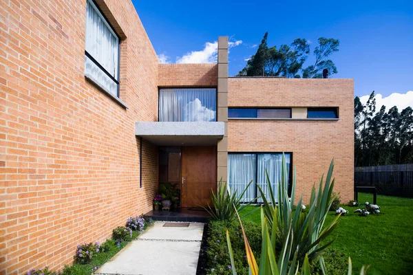 Casa Moderna Con Hierba Verde Cielo Azul — Foto de Stock