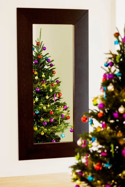 有装饰和灯光的圣诞树 — 图库照片