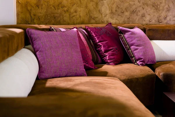 ベッドの上に枕付きのモダンなソファ — ストック写真