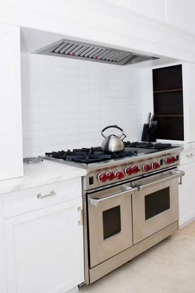 Moderne Kücheneinrichtung Mit Kamin Und Elektrogeräten — Stockfoto