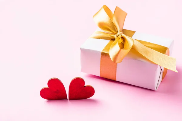 발렌티누스의 개념이야 리본과 심장이 상자는 공간이 배경에 사랑에 인사말 카드이다 — 스톡 사진
