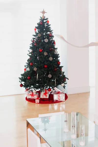 具有白色背景的礼物和装饰品的圣诞树 — 图库照片