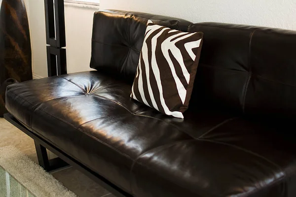 Sofa Yang Nyaman Pada Latar Belakang Putih — Stok Foto