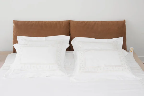 Travesseiro Branco Cama Interior Quarto — Fotografia de Stock