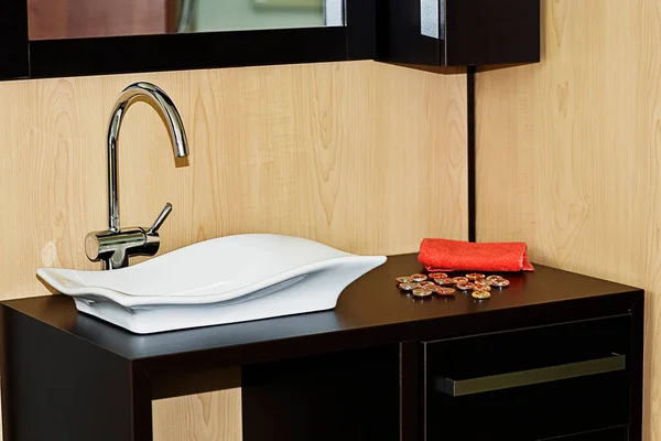 Modernes Badezimmer Mit Weißem Waschbecken Und Roten Fliesen — Stockfoto