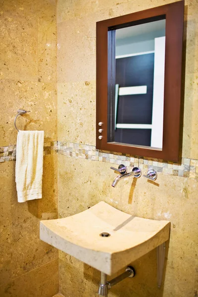 シャワーとシンクを備えたバスルームの内部は — ストック写真